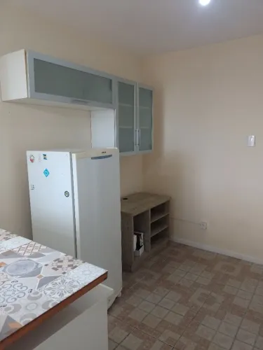 Alugo AP de um dormitório em Cobertura, bem arejado e ventilado...