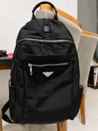 Mochila Preta Moderna e Espaçosa - Estilo e Praticidade no Dia a Dia