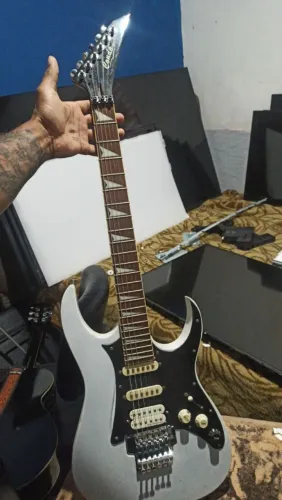Guitarra condor