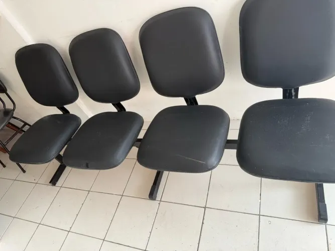 Vendo longarina com 4 lugares cor preta