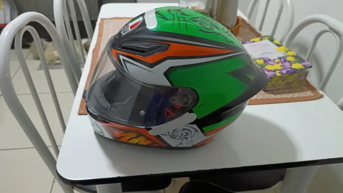 Vende-se capacete otimo estado