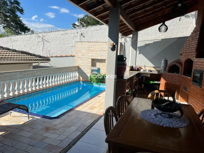 Casa térrea em Atibaia, área gourmet, piscina, edícula, para venda com 360 m², 2 vagas
