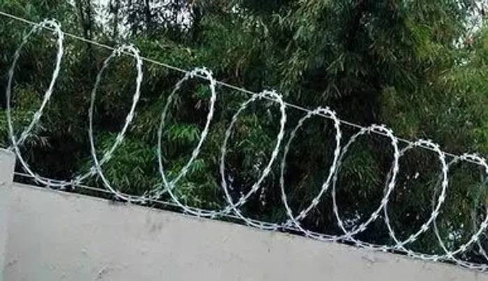 "Proteja o que mais importa para você! Instalação de cerca elétrica e concertina."