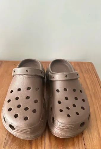 Crocs Corfly marrom TAM 37