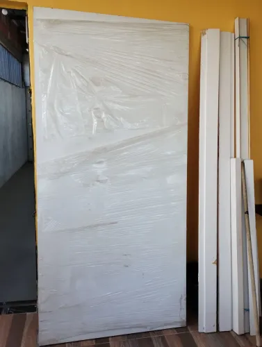 Vendo porta de mdf de 1 metro de largura por 2 ,10 de altura nao usads valor 250