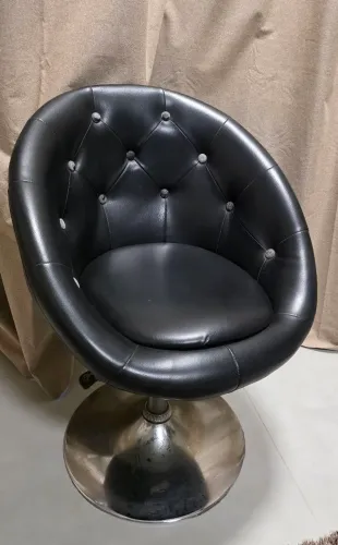 Poltrona giratória preta