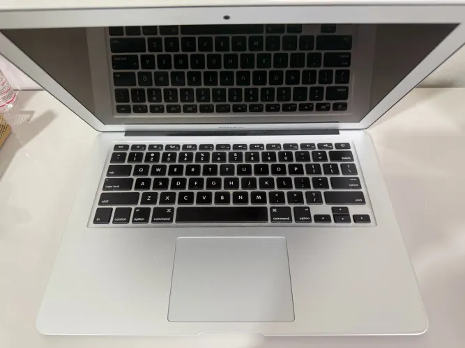 Macbook Air 13 Cinza -| i5, 8gb e 128gb ssd.