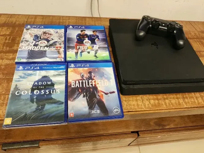 Ps4 slim bem conservado com 1 controle e 4 jogos