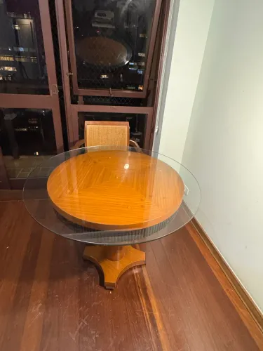 Mesa de madeira com tampo de vidro