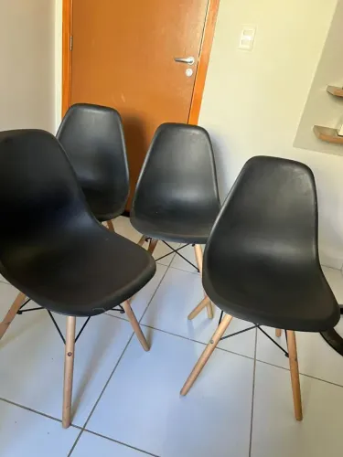 Vendo 4 cadeiras pretas