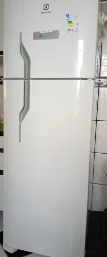 Vendo geladeira - semi nova 