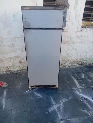 Geladeira Brastemp antiga . Mas funcionando tudo certinho tanto em baixo como em cima (127