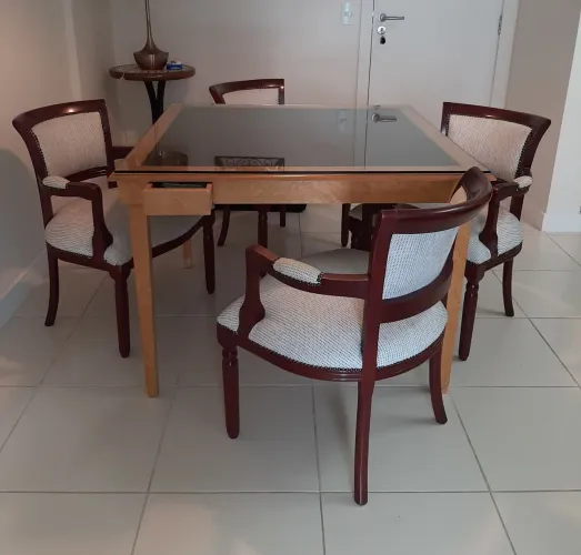 Mesa de jantar quadrada 1,05m X 1,05m  com 4 cadeiras/poltronas