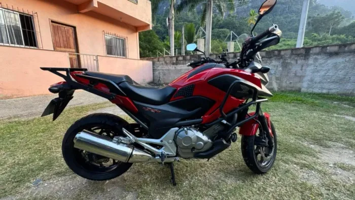 Honda NC 700 Vermelha
