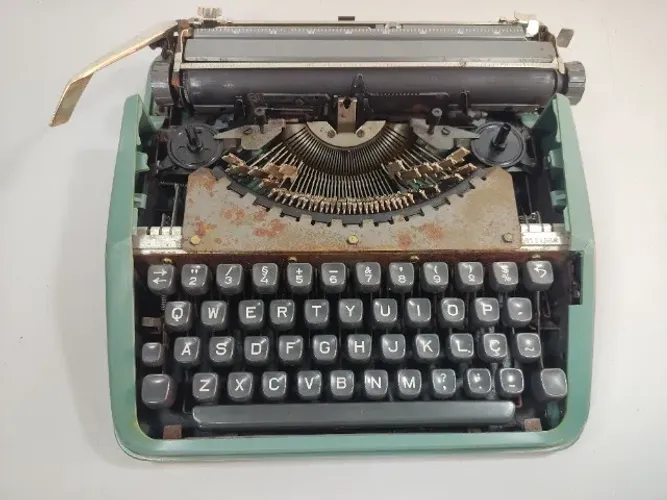 Com Defeito LEIA a Descrição do anuncio -  Máquina Escrever Olivetti Antiga Jqd (Usado)