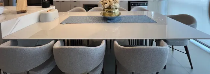 Mesa de jantar com acabamento em laca, vidro e pernas em metal - 2,40 de largura por 1,20 
