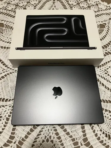 Apple MacBook Pro 14" M3 Pro / 512GB SSD / 18GB RAM / Space Black / 197 Ciclos / Saúde 94%