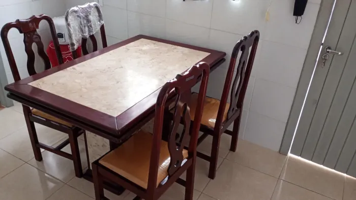 Mesa de mogno e travertino 4 cadeiras 
