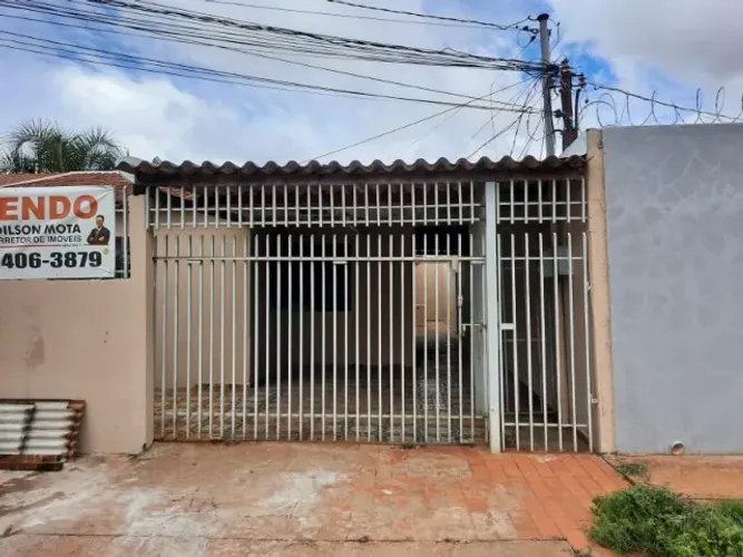 Excelente casa no Iracy Coelho. 3 quartos, sala, cozinha, copa, banheiro, área de serviço.