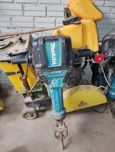 Martelo demolidor Makita HM812