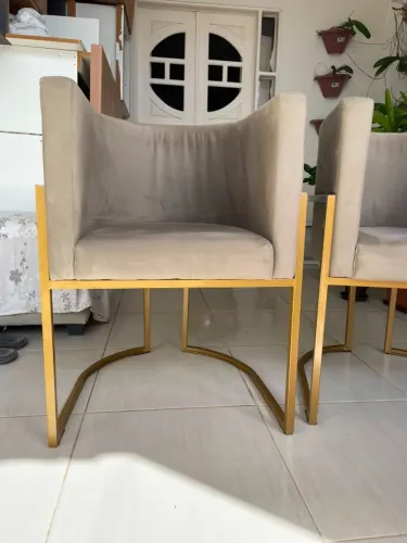 Poltrona Decorativa Premium  Bege com Base Dourada - Estado de Nova - R$ 450 cada