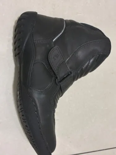 bota de couro motociclista
