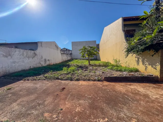 Terreno à venda, 275 m² no Jardim Pacaembu, Londrina