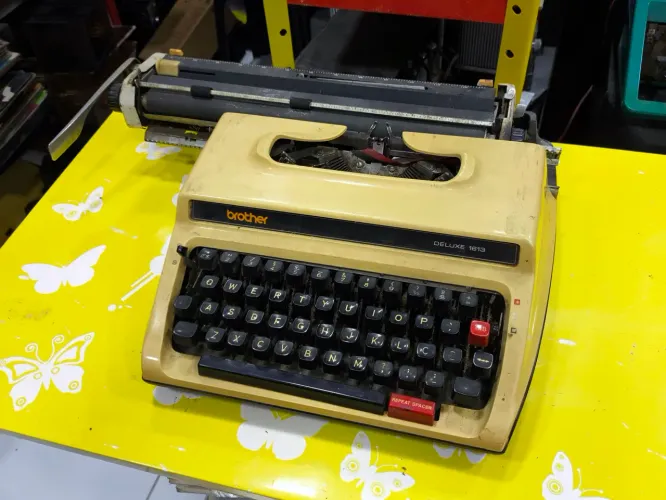 Máquina de escrever antiga.