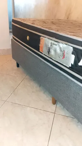 Vendo cama box solteiro com colchão 