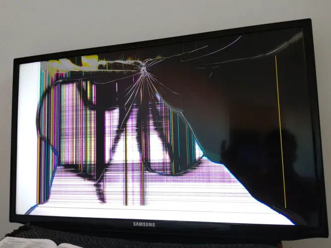 TV QUEBRADA PARA RETIRADA DE PEÇAS