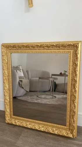 Espelho em moldura dourada