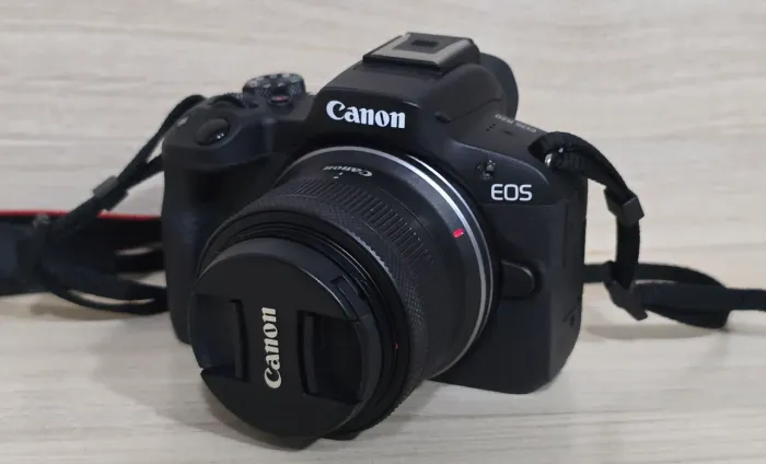 CANON EOS R50 + LENTE 18-45MM IMPECÁVEL USADA EM ESTUDIO