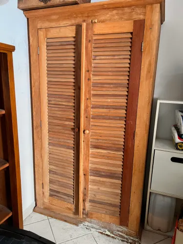 Guarda-Roupa de Madeira com 02 Portas Venezianas