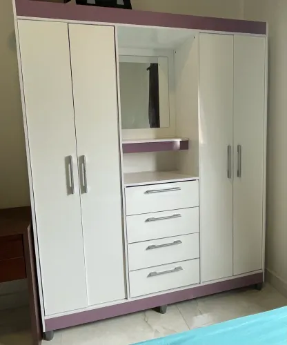 Guarda-roupa com espelho 