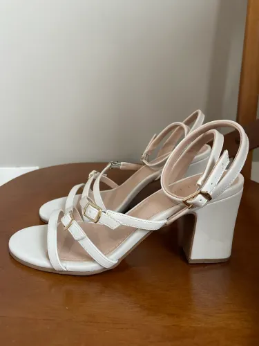 Sandália Off White salto bloco com fivelas douradas Lia Line