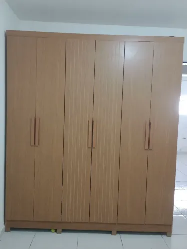 Guarda-roupa novo.