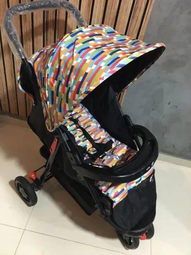 Vendo carrinho de bebê da marca Voyager unissex em ótimo estado completo