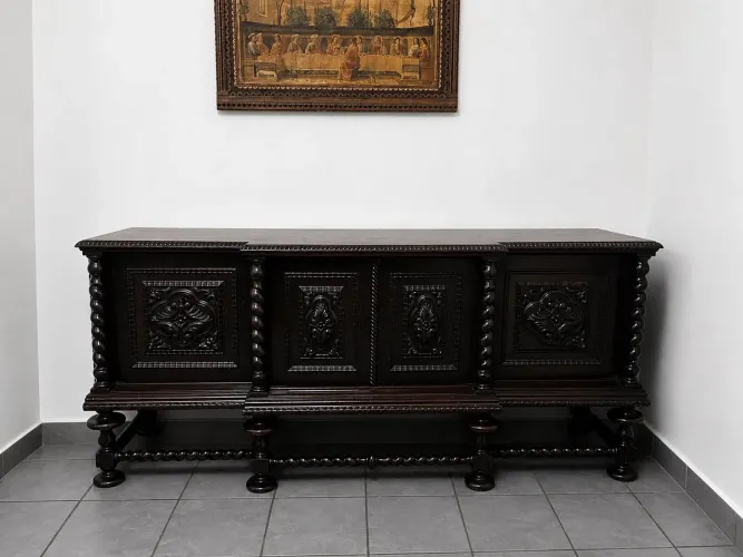 Móvel de madeira maciça