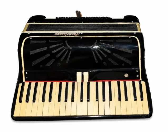 Acordeon Paoli Soprani 80 baixos Usada