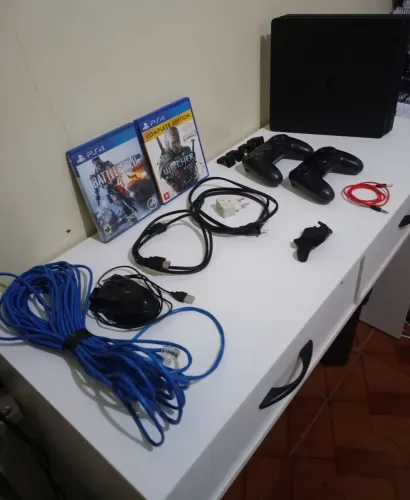 Ps4 slim, modificado(DESCRIÇAO) vem com 2 mídias físicas, conta com4 jogos(NFS ACC)e itens