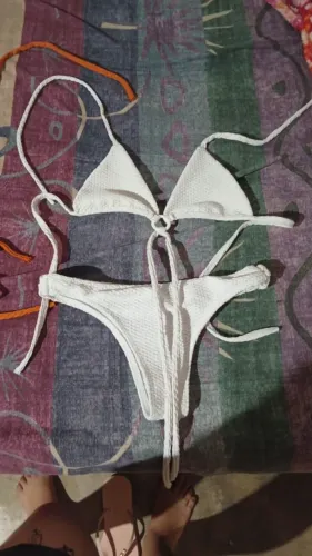 Biquini branco novo, recém saído de loja.