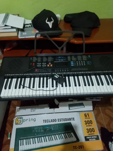 Teclado Spring 300 ritmos e 300 timbres, 61 teclas
