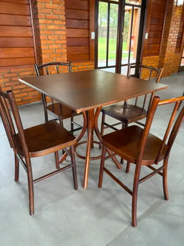 Mesa com 4 cadeiras