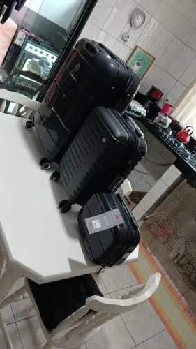 Malas para viagem todos os tamanhos e cores variadas.