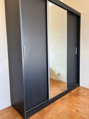 Guarda-roupas com espelho