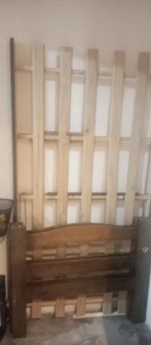 Cama solteiro sem colchão.