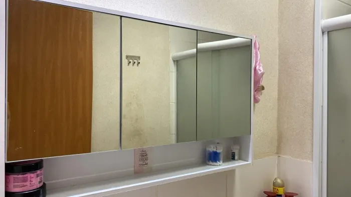 Vende se armário de banheiro