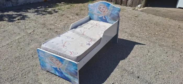 Cama infantil, de madeira, estampa de frozen.