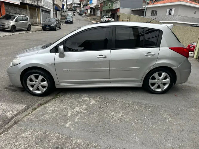 Nissan Tiida SL 1.8/1.8 Flex 16V Mec. 2012