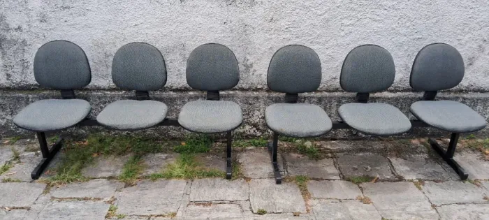 2 Longarinas de 3 lugares, cada, sem braço, usadas.